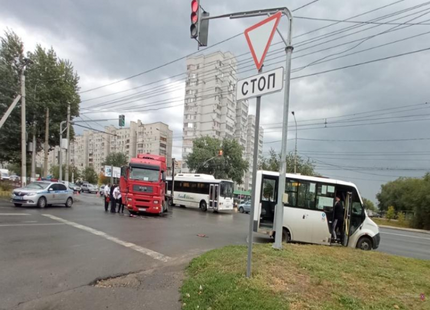 Фура врезалась в маршрутку №46С с пассажирами в Волгограде: двое пострадали