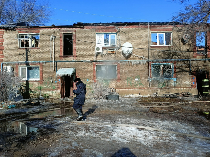 Женщина погибла при пожаре в аварийном доме в Волгограде 