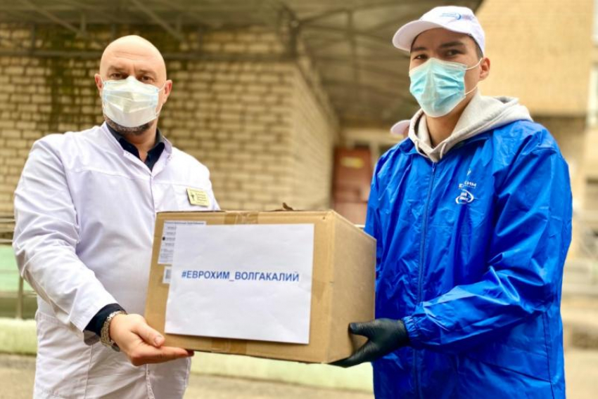 Защищая медиков, спасаем жизни пациентов: волонтеры «ЕвроХим-ВолгаКалия» передали больнице очередную партию средств защиты