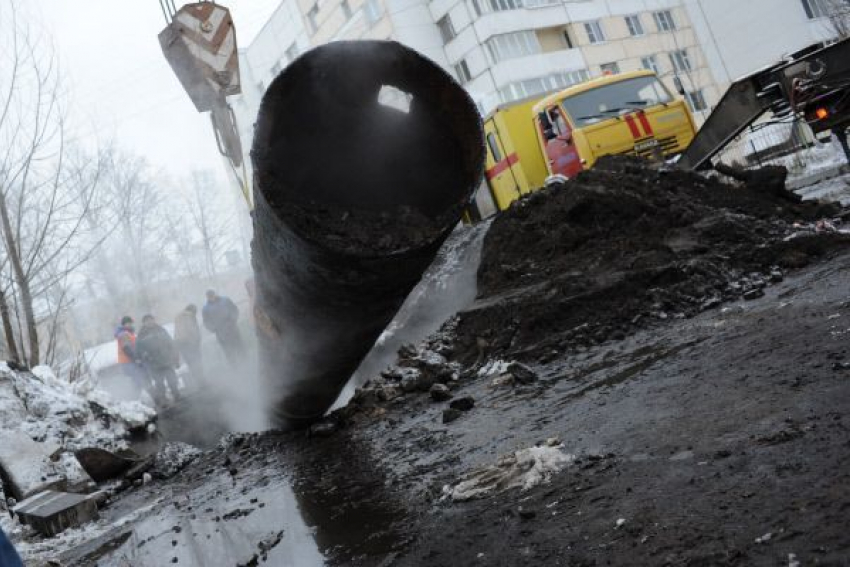 В Волгограде ликвидируют две аварии, оставившие без воды сотни людей
