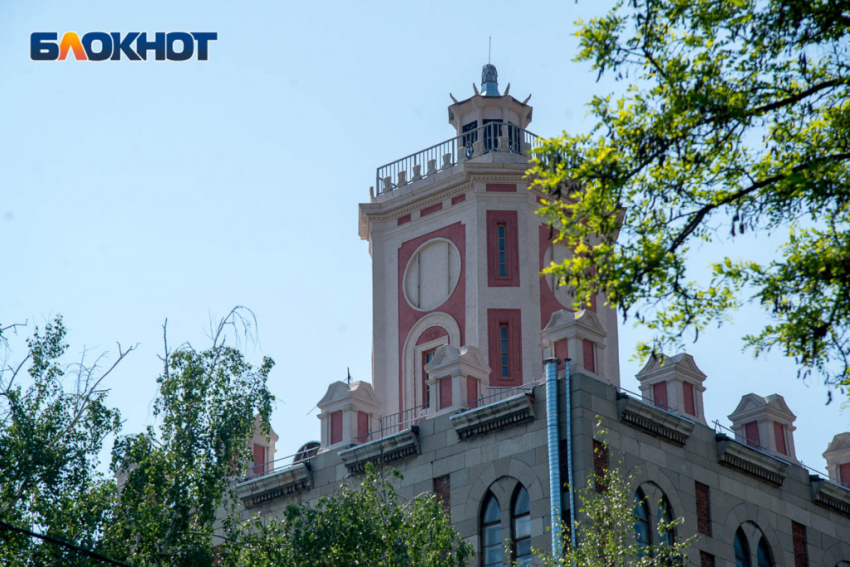 Башню легендарного дома с открыточных видов Волгограда выставили на продажу и раскрыли ее изнанку