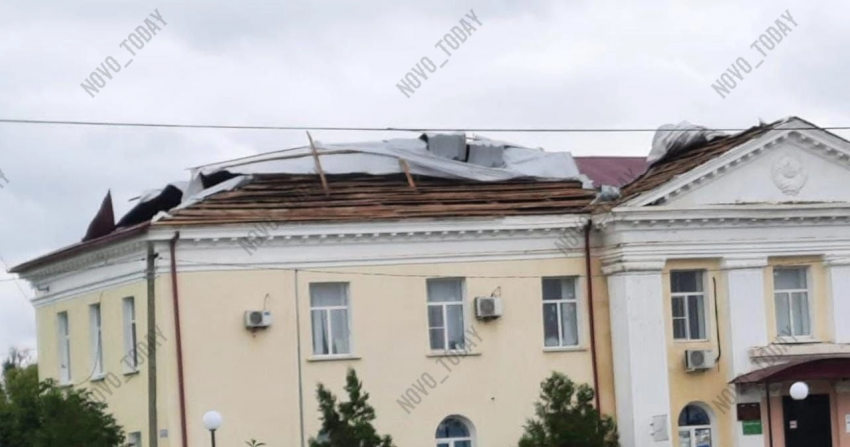 Крышу административного здания снесло ветром в Волгоградской области