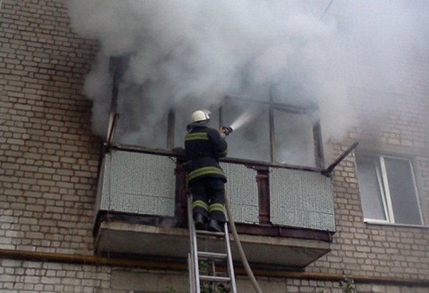 ﻿Жителей многоэтажного дома эвакуировали во время пожара под Волгоградом