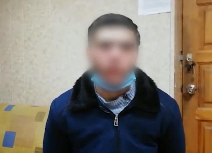 Волгоградец вымогал 70 тысяч рублей за куртку, которую порвал, избивая 20-летнего парня