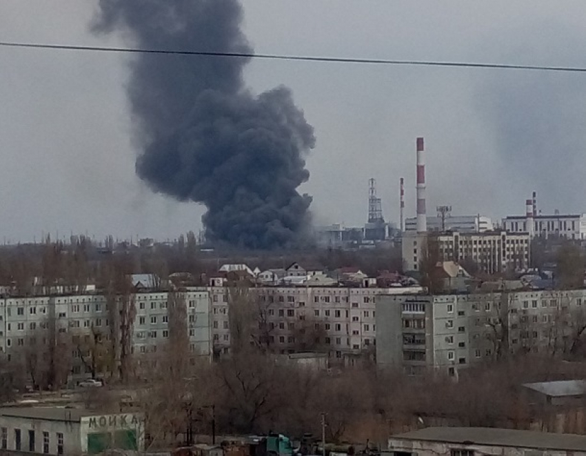 Жителей Волгограда напугал пожар около нефтебазы Лукойла