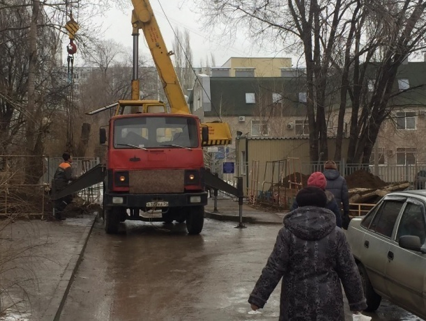 Из-за коммунальной аварии пациенты не могут пройти в поликлинику на севере Волгограда