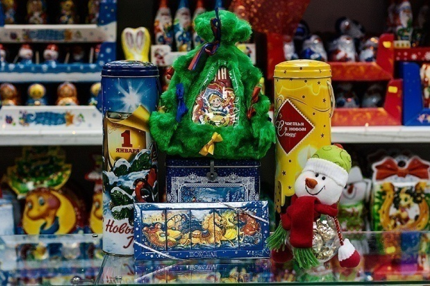 В торговой сети Волгограда обнаружили фальсификат в новогодних подарках для детей