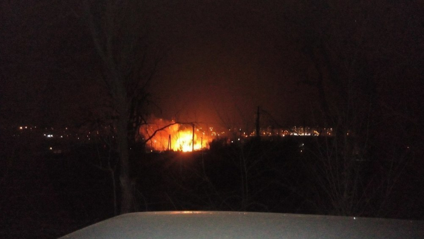 В Волгограде на границе двух районов тушат крупное возгорание камыша