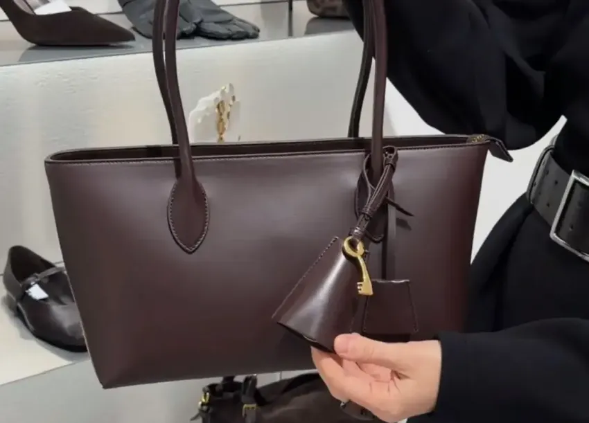 Мех, кожа, замша и «карамель»: стилист рассказала о «сумчатых» трендах