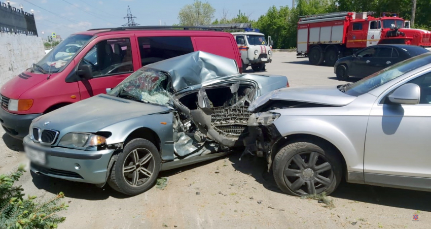 В Волгограде Audi Q7 влетел в ограждение, дерево и три припаркованные машины: двое пострадали 