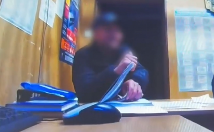 Иностранец подсунул взятку полицейскому и попал на видео под Волгоградом