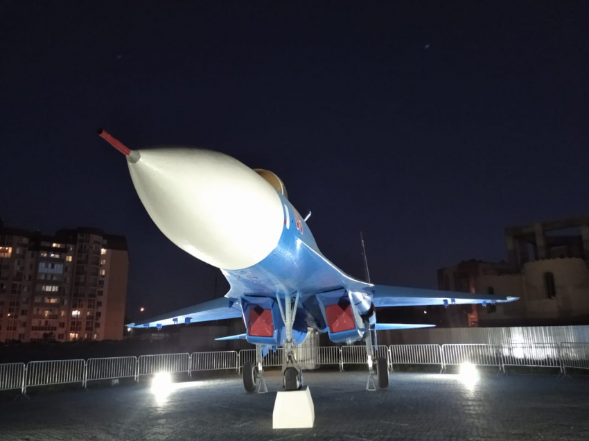 Истребитель в парке Героев-летчиков Волгограда получил красивую подсветку
