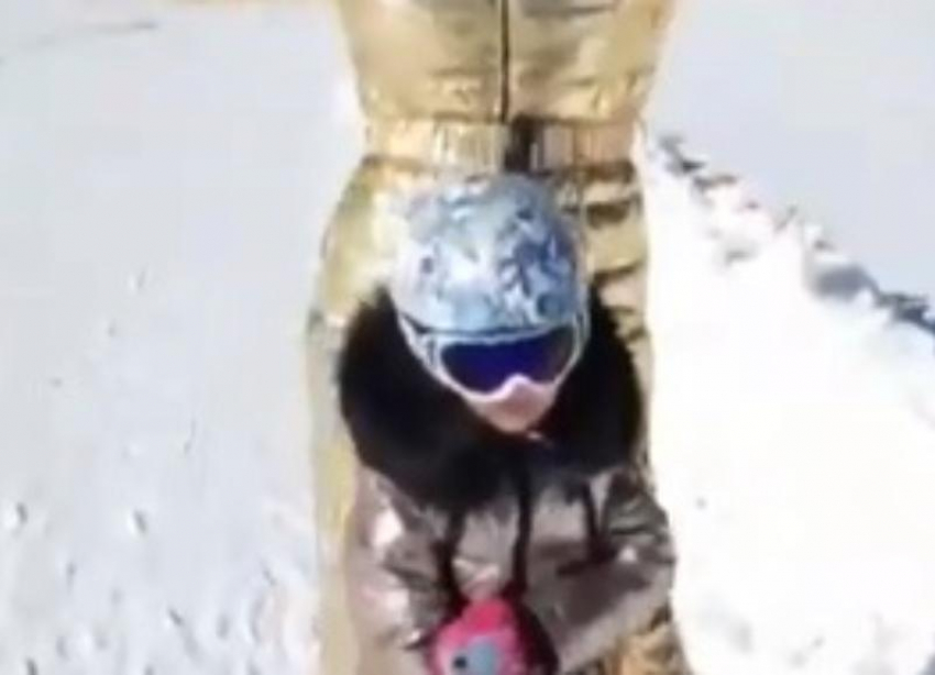 Ляйсан Утяшева показала на видео, как ее дочь встала на лыжи