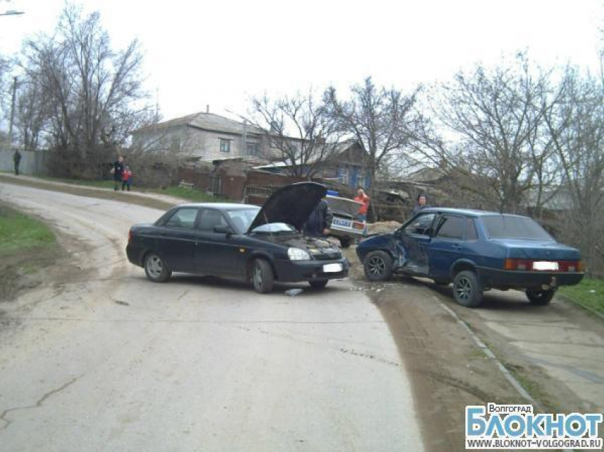 Под Волгоградом две легковушки не смогли разминуться друг с другом