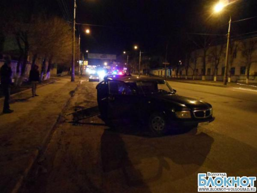 В Дзержинском районе пассажир Волги, врезавшейся в фонарь, погиб