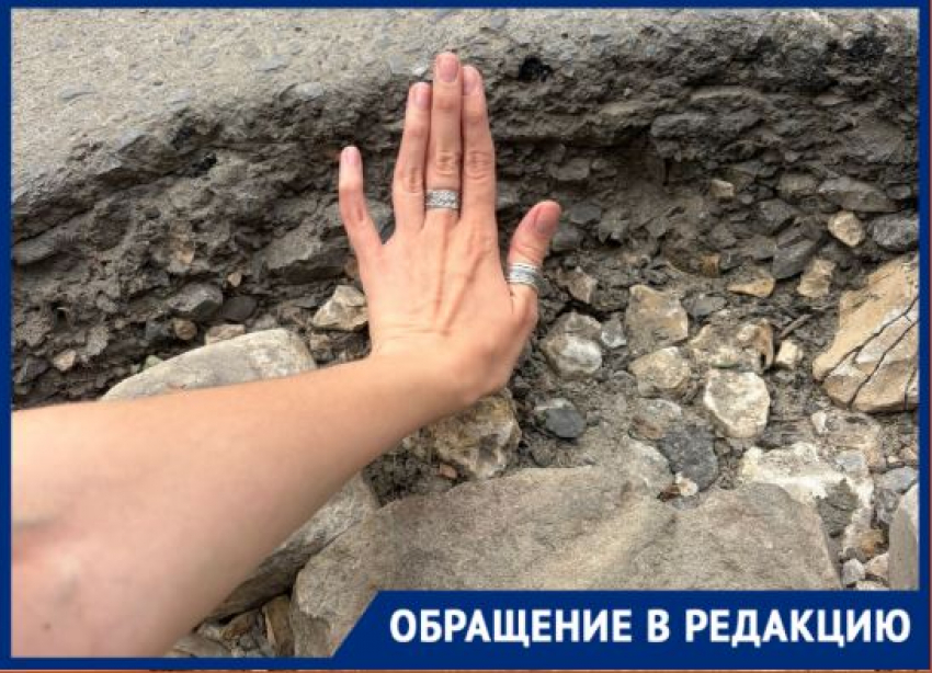 Ямы с ладонь: на опасную площадку в центре города пожаловались волгоградцы