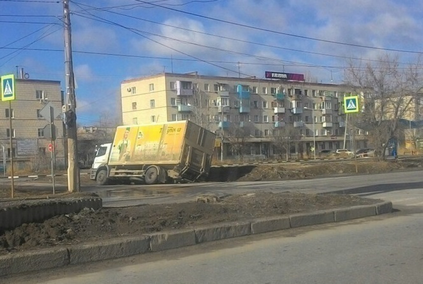 Грузовик «Покупочки» провалился в огромную яму на юге Волгограда