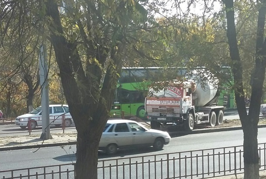 КамАЗ с бетоном влетел в металлическое ограждение на юге Волгограда