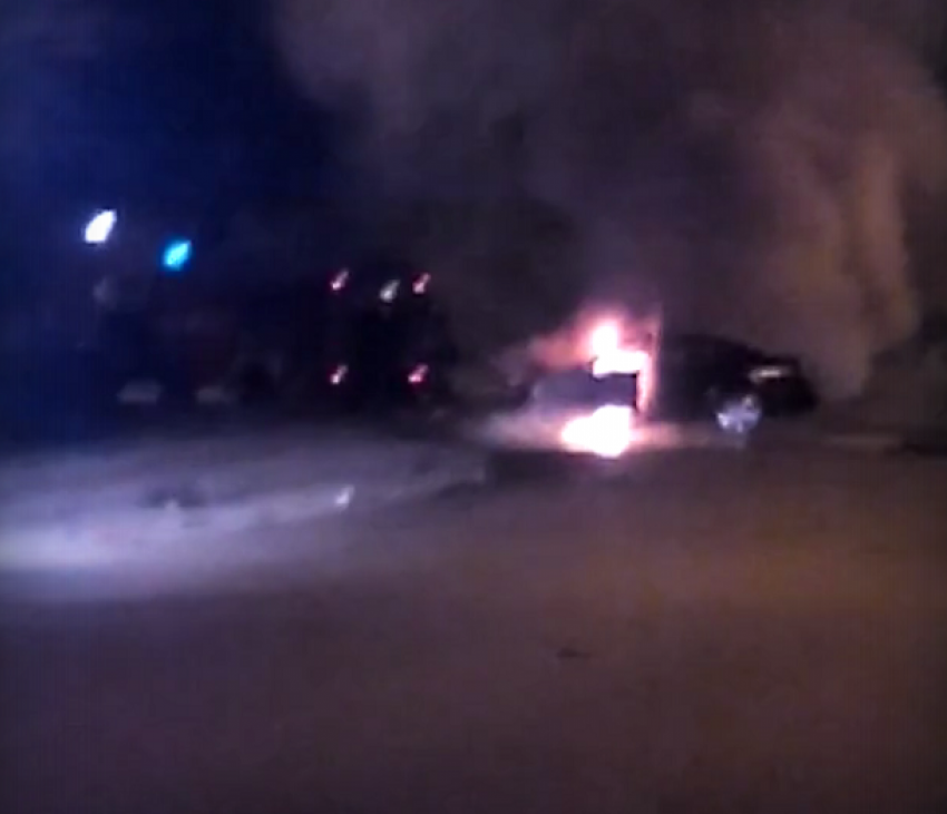 Hyundai загорелся после страшного столкновения с Mercedes в Волжском