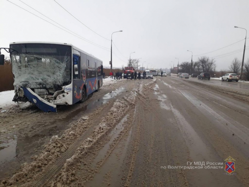 29-летняя волгоградка погибла в столкновении автобуса и Chevrolet Niva