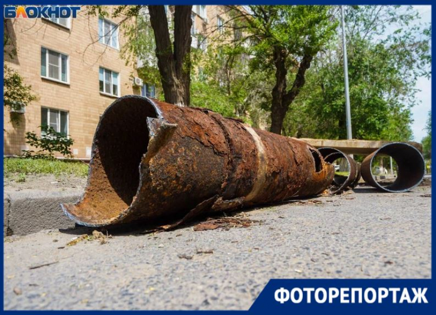 "Ужас и позорище!": ремонт в центре Волгограда оголил ржавый экспонат 