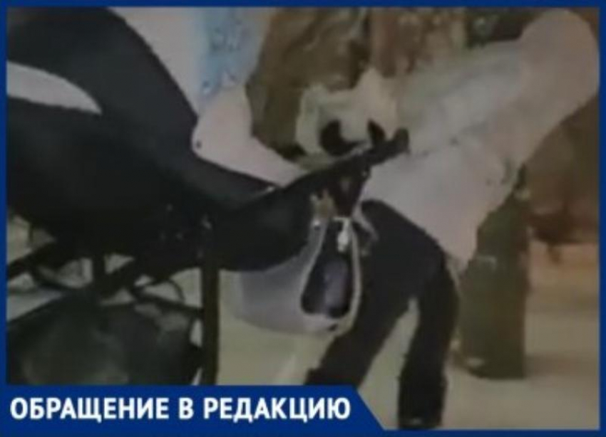 Волжанка сняла на видео, как в снегопад тащила коляску с ребенком, чтобы попасть в поликлинику