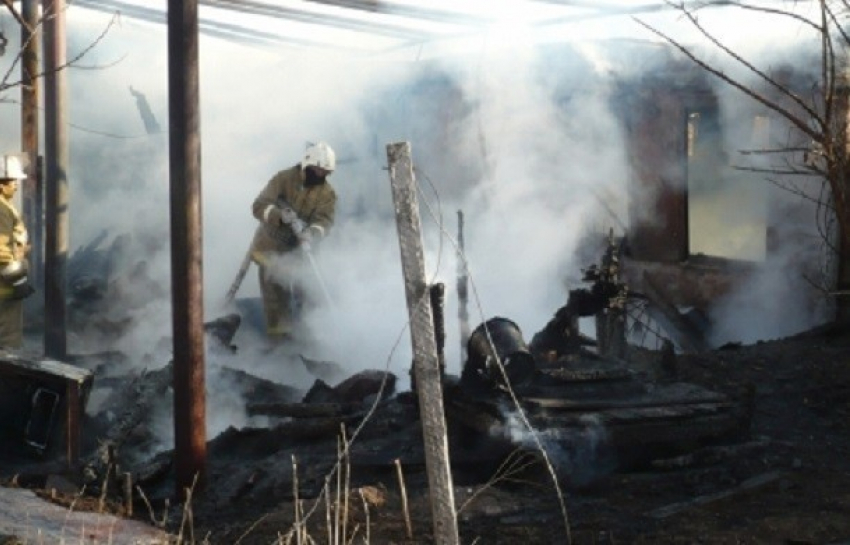 Из горящего дома в Волгоградской области экстренно эвакуировали 7 человек