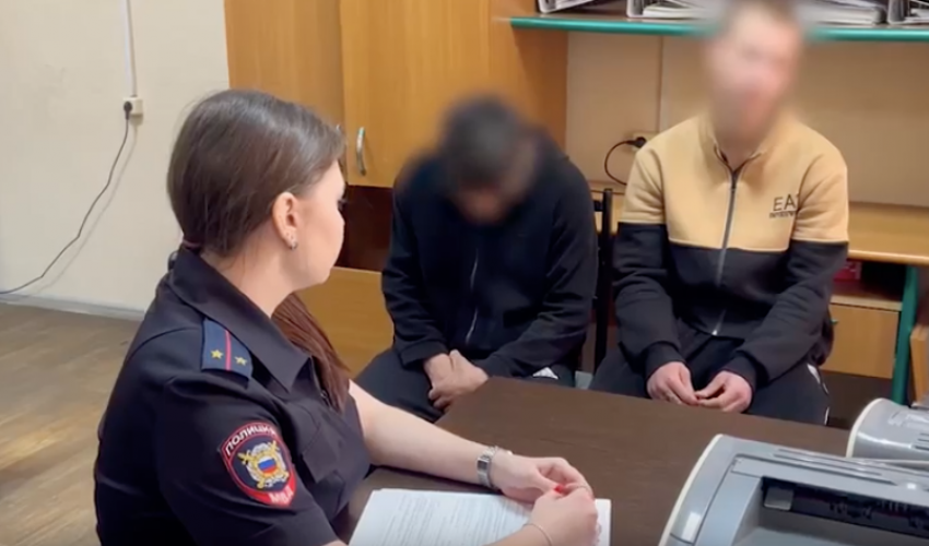 Сорвавших флаг на мосту подростков нашли в Волгограде – видео 
