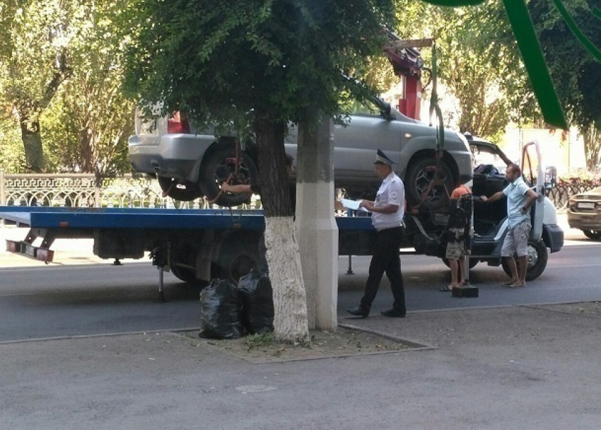 Эвакуатор забирает автомобили с выделенной полосы в центре Волгограда