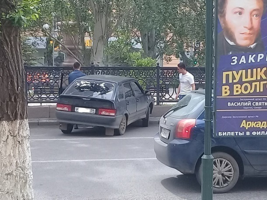 ВАЗ влетел в чугунную ограду на Аллее Героев в центре Волгограда