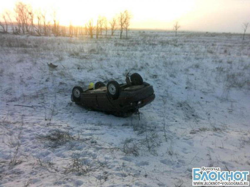 В Волгоградской области автоледи слетела в кювет с заснеженной трассы