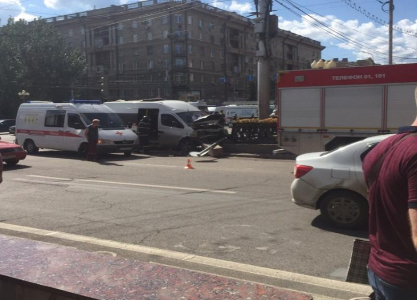 Водитель на Daewoo Matiz протаранил маршрутку в центре Волгограда: 5 человек пострадали