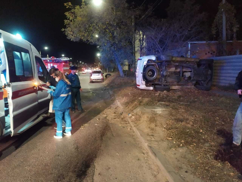 Есть пострадавшая: в Волгограде произошло тройное ДТП с опрокидыванием 