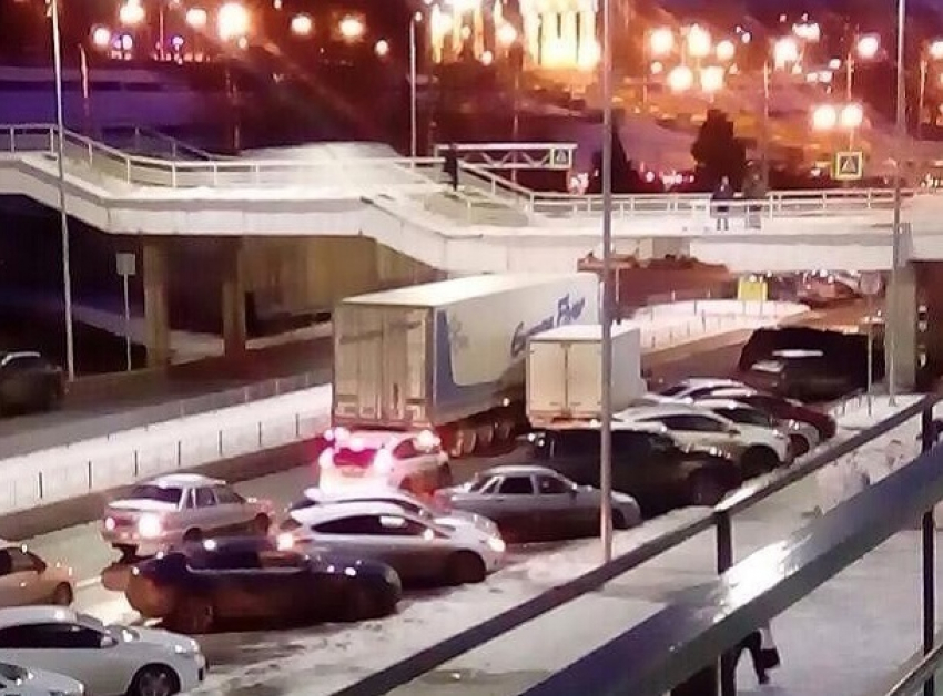 Водитель фуры врезался в пешеходный мост на Нулевой Продольной в Волгограде
