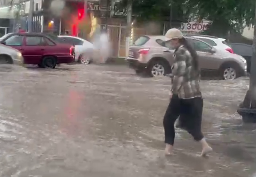 Дорогу смыло в Волгу, воды выше щиколотки: шок-видео ливневого хаоса в Волгограде