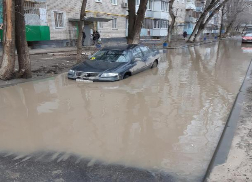 В «океане» на Ткачева в Волгограде снова утонула иномарка