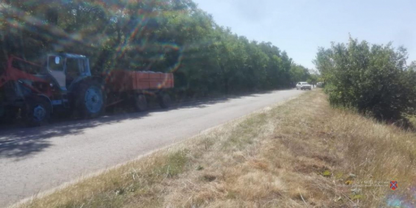 Иномарка перевернулась после попытки обогнать трактор в Волгоградской области: пострадала женщина