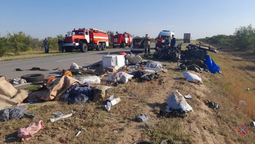 Водитель умер по дороге в больницу: в жутком ДТП под Волгоградом погибли четверо