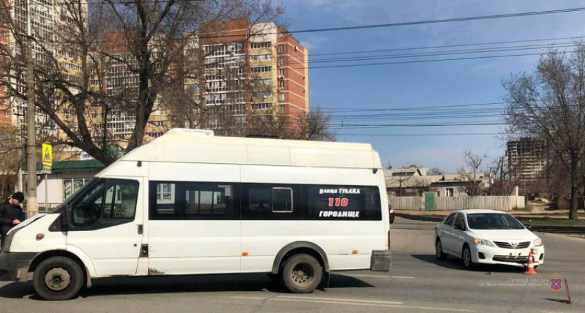 Toyota столкнулась с маршруткой №110 в Волгограде: 61-летняя пассажирка в больнице
