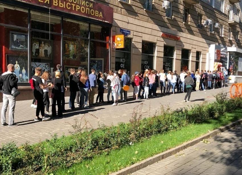 Сотни волгоградцев стройной колонной выстроились в центре города