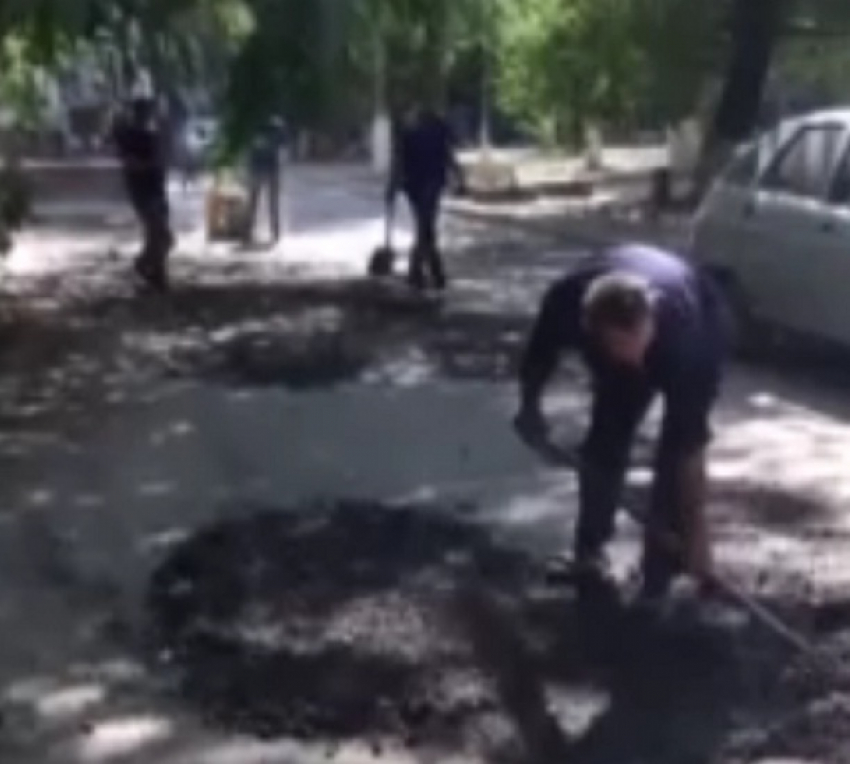 Возмущенные волгоградцы сняли на видео фееричный ремонт дороги в своем дворе