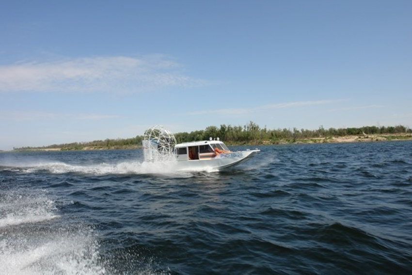 На пляже острова Сарпинский 12-летний мальчик сломал руку