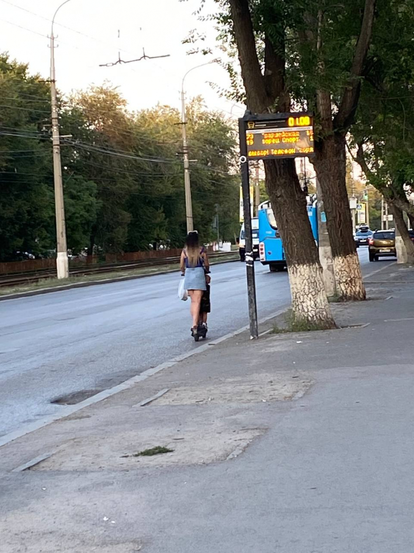 Волгоградка с ребенком прокатилась на электросамокате по проезжей части