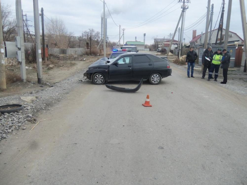 На севере Волгограда 16-летний водитель на ВАЗ-2112 врезался в столб