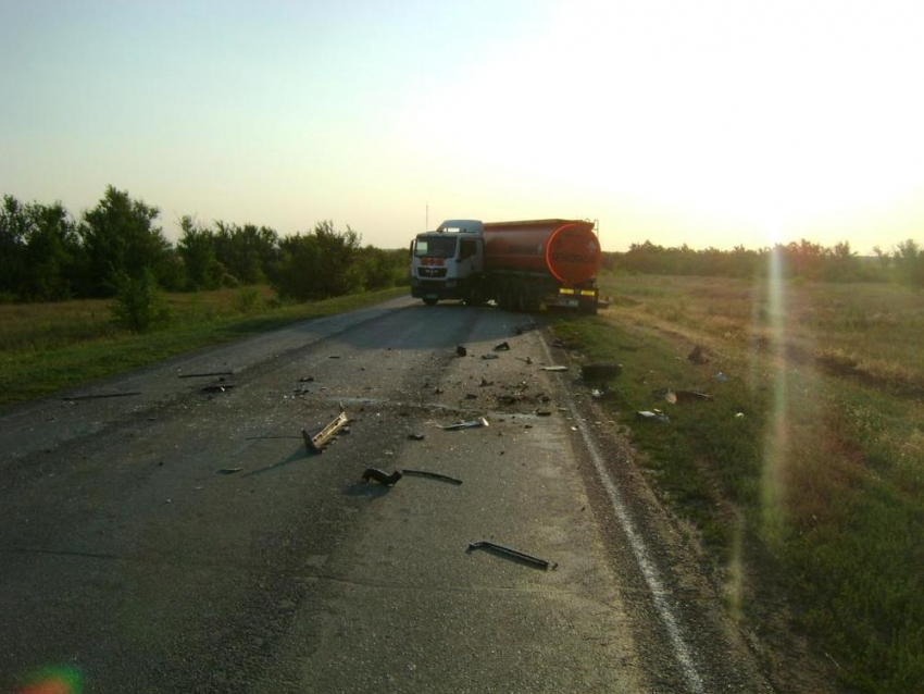 Под Волгоградом 47-летний водитель на Suzuki протаранил бензовоз