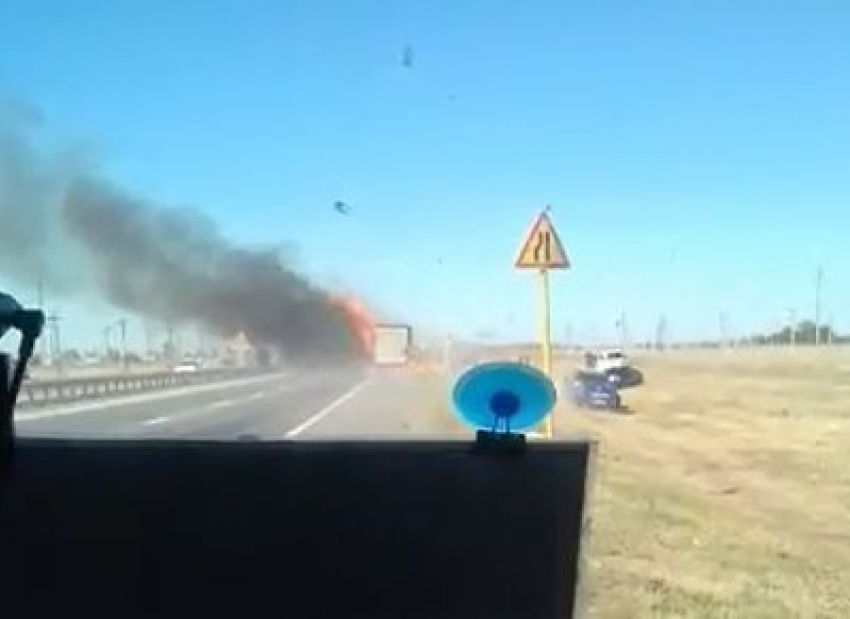 Полыхающую на трассе Москва-Волгоград фуру сняли на видео
