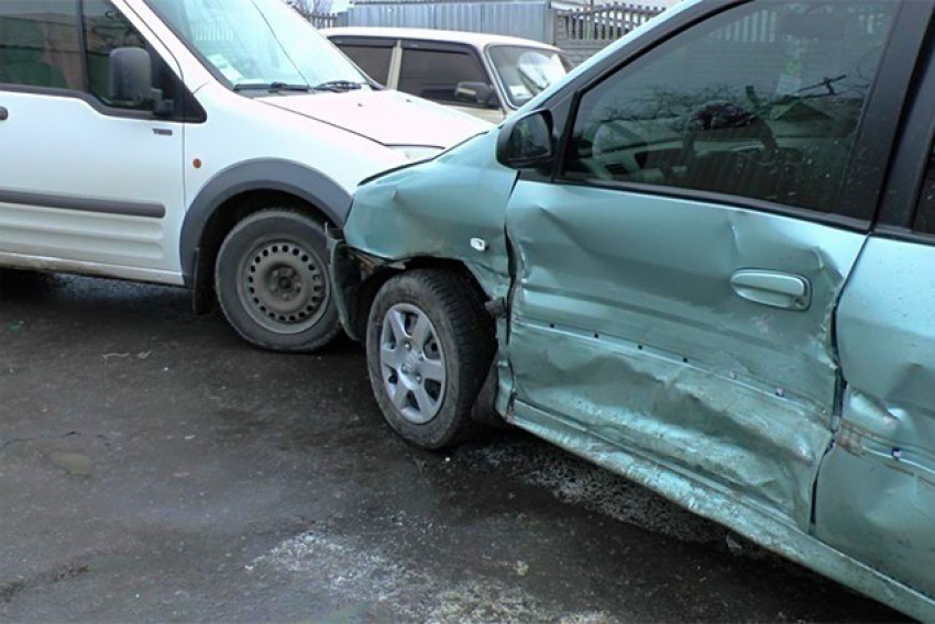 В тройном ДТП на юге Волгограда пострадали 4 человека
