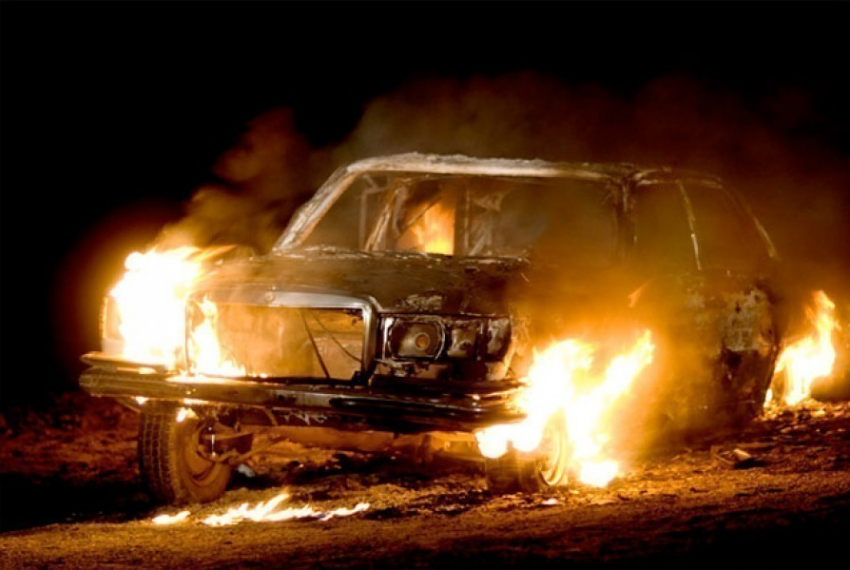 В Волгоградской области за ночь сгорел КамАЗ и 2 элитные иномарки