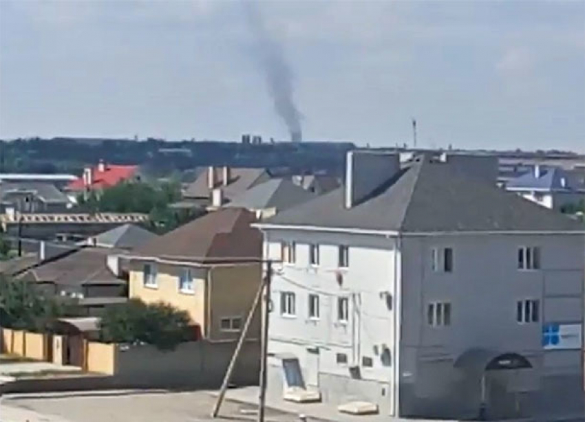 Промчавшийся над жилыми домами смерч сняли на видео под Волгоградом