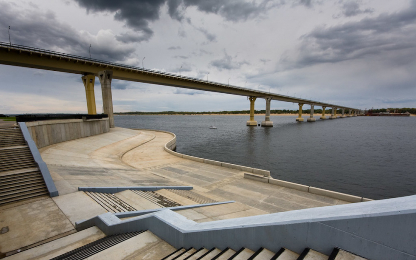 В Волгограде с  «танцующего моста» в Волгу стекала ядовитая вода